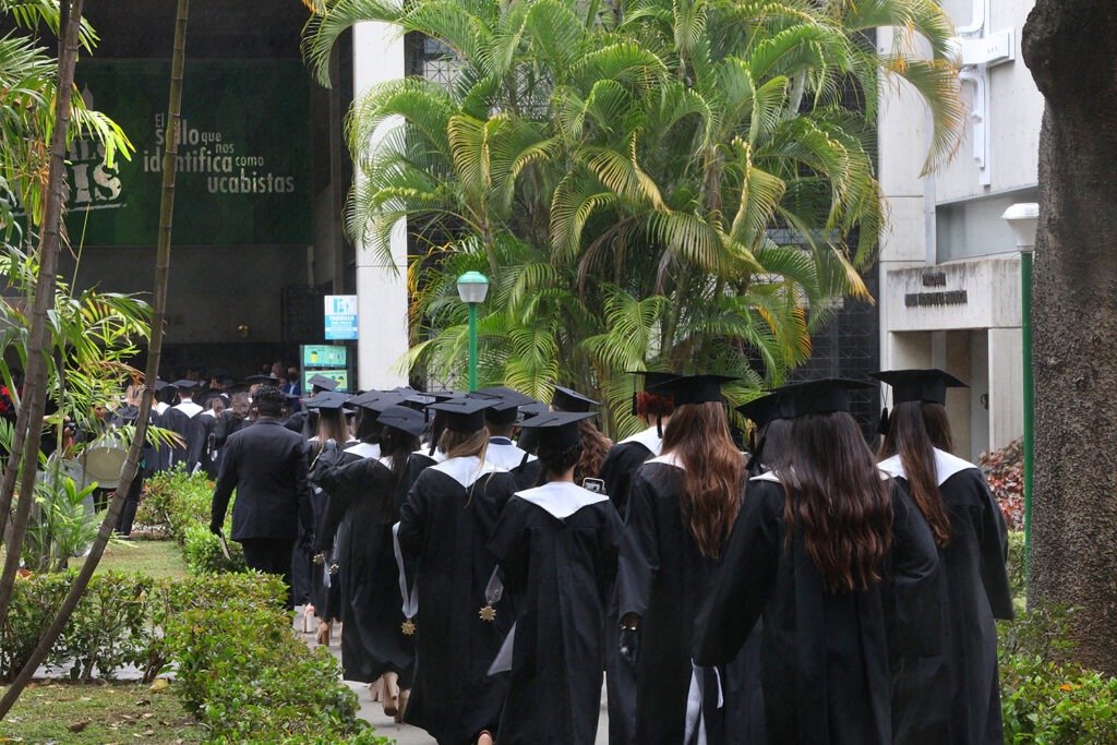 enlaucab's tweet photo. ¡La #UCAB es la mejor universidad de Venezuela, según el QS World University Rankings 2024!

Te invitamos a leer el artículo en nuestro portal informativo @elucabista📎https://t.co/gRXxvAQZjF

Te dejamos los detalles más destacados de este nuevo hito histórico en el hilo🧵🪡
👇👇 https://t.co/GV2czKKudQ