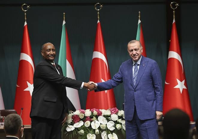 Sudan'da yaşanan iç çatışmaya Türkiye müdahalesi.

Cumhurbaşkanı Erdoğan'ın temas kurduğu Sudan Egemenlik Konseyi Başkanı el-Burhân, ülkedeki savaşın durdurulması ve barışı tesis etmek için Türkiye'nin girişimini kabul ettiğini açıkladı.