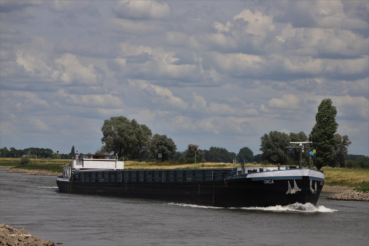 Gespot 230625 op de (Gelderse) IJssel het motorvrachtschip Orca - Papenburg (Dld.) varend in de richting Doesburg/ Arnhem.