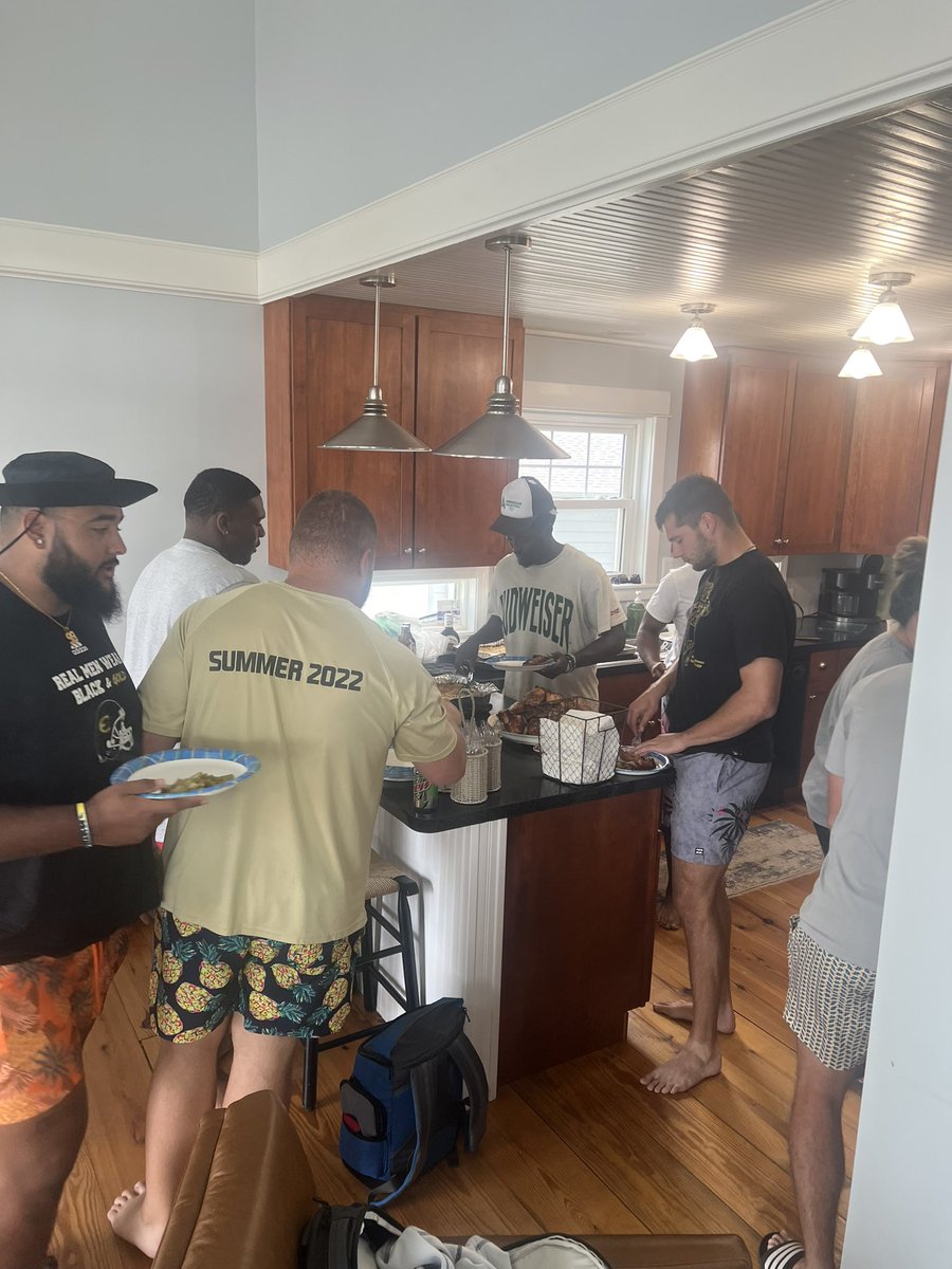 🗣We want to give <a href="/EtownCommodore/">Jamie Sauder</a> and his family a BIG thank you for the great food and a fun day at the lake! Family! #StingersUp🐝 #FamilyOverEverything