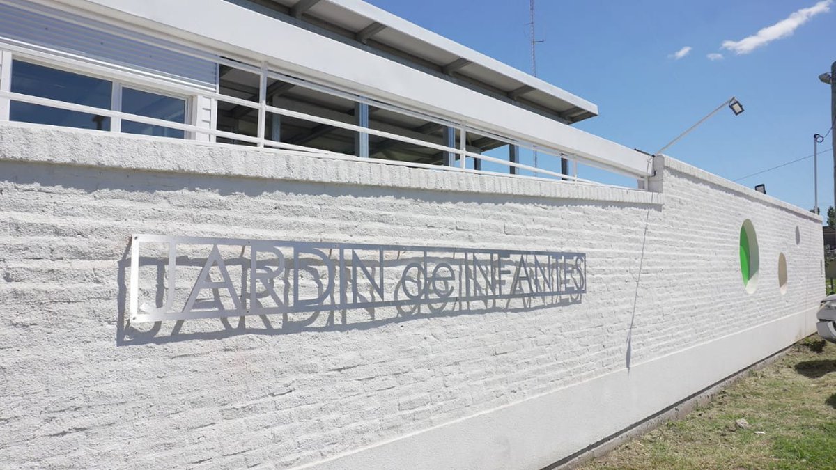 cge_entrerios's tweet image. 🏫 Con una inversión superior a los $1500 millones, el @GobiernoER construye ocho nuevas UENI en #Paraná (2), #Seguí, #Cerrito , #Crespo, #Colón, #LosCharrúas y #Federación. 
 
📦 Además, otras dos serán adjudicadas en #ConcepciónDelUruguay.

ℹ️ bit.ly/8UENIER