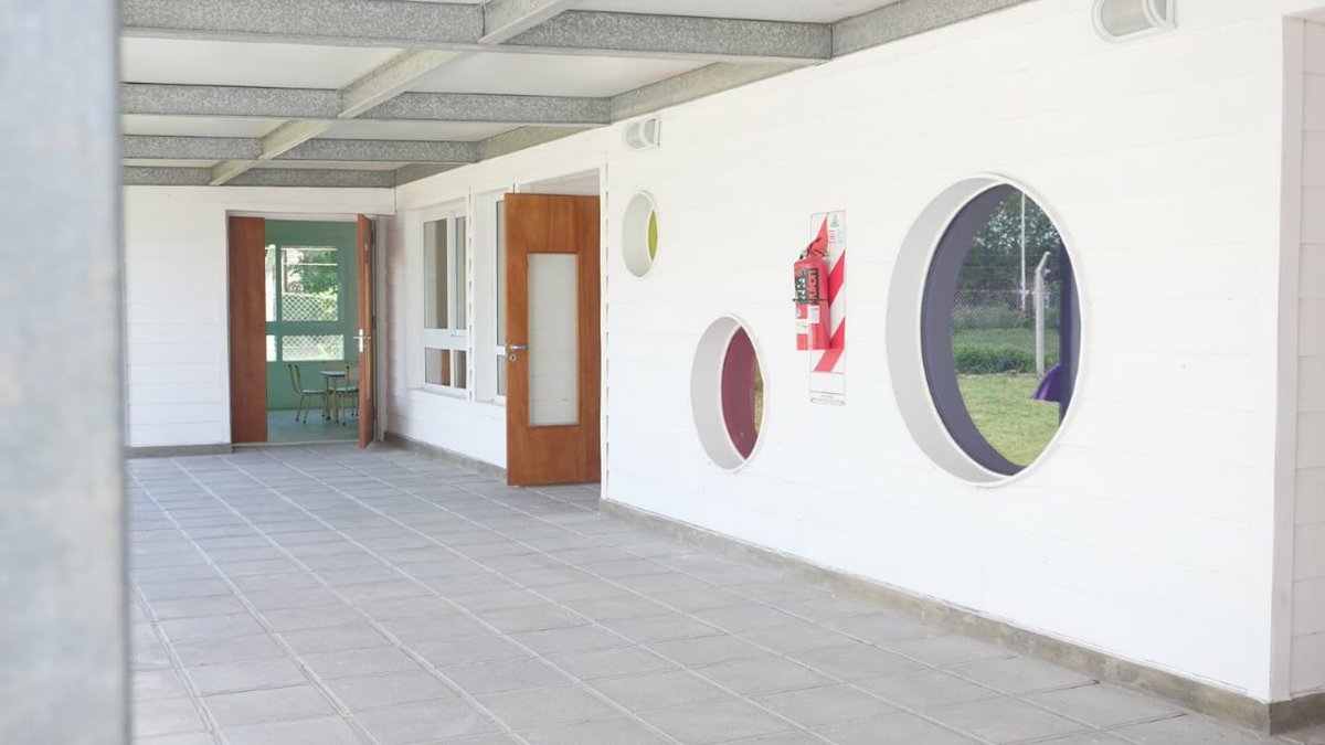 cge_entrerios's tweet image. 🏫 Con una inversión superior a los $1500 millones, el @GobiernoER construye ocho nuevas UENI en #Paraná (2), #Seguí, #Cerrito , #Crespo, #Colón, #LosCharrúas y #Federación. 
 
📦 Además, otras dos serán adjudicadas en #ConcepciónDelUruguay.

ℹ️ bit.ly/8UENIER