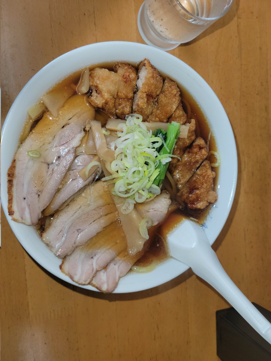 先日社長に連れてってもらって食べたパーコー麺合盛り。
注文入ってから麺を打って茹でるからシコシコツルツル喉越し良きなラーメン( ◜ᴗ◝ )ﾆｺ
