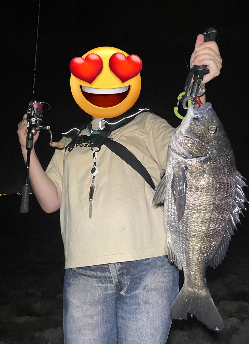 saoshiono's tweet photo. 娘を妊娠してから釣りを休んでいた妻🎣
1年10か月ぶりに黒鯛を釣り上げた！！

2023年6月28日 22:40  若潮

今年１匹目 ４７cm

ベビードラゴン 9g フリーリグ

#brenious  
#伊勢宮川チヌ釣り https://t.co/N7m0g9gYIE