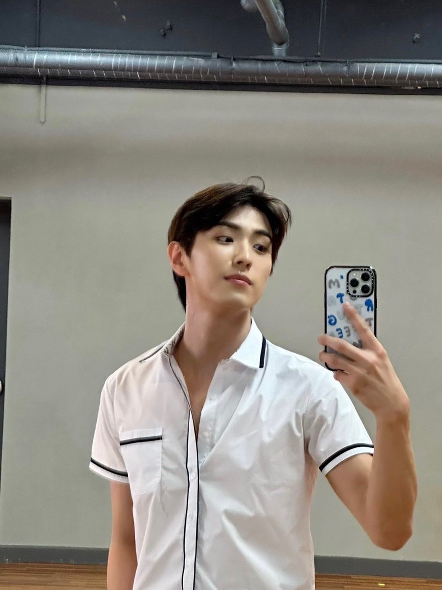 CIX_twt's tweet photo. 체육 끝나고 한 컷📸

#CIX #FIX #용희 #김용희 #점심 #같이먹장 https://t.co/8Sa45ChxXW