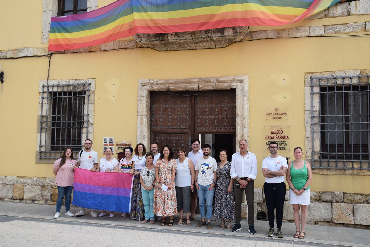 AngelRegatero's tweet photo. El Ayuntamiento de Tarancón celebra el #Orgullo 🏳️🌈 con la lectura de un manifiesto. Una iniciativa que impulsamos desde las @JJSSdeTarancon y que se ha conseguido consolidar en la ciudad e implantar a nivel institucional.
Hoy y siempre #DefiendeTuOrgullo 🌈 https://t.co/VEDSrCPpiW