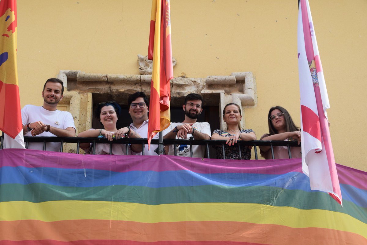 AngelRegatero's tweet photo. El Ayuntamiento de Tarancón celebra el #Orgullo 🏳️🌈 con la lectura de un manifiesto. Una iniciativa que impulsamos desde las @JJSSdeTarancon y que se ha conseguido consolidar en la ciudad e implantar a nivel institucional.
Hoy y siempre #DefiendeTuOrgullo 🌈 https://t.co/VEDSrCPpiW