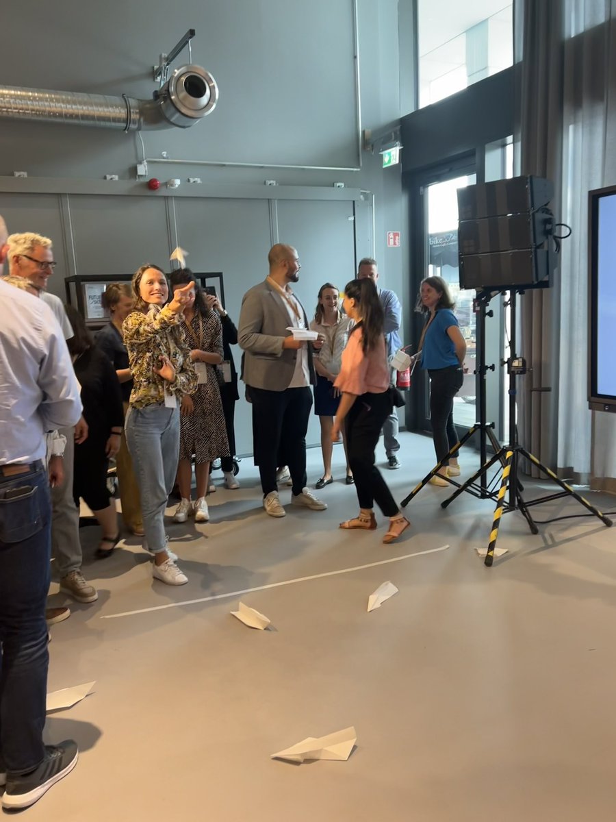 Larissa Zeichhardt (@zeichhardt) on Twitter photo Heute bin ich zu Gast bei #driversity - Netzwerkinitiative für nachhaltige und moderne #Mitarbeitendenmobilität
🍿Livestream: lnkd.in/eqvJr-i5
#einfachmalmachen @_driversity <a href="/DB_Presse/">Deutsche Bahn AG</a> <a href="/WomeninRail/">Women in Rail</a> @womeninmobility <a href="/TUMInitiative/">🚶♀️🚶♂️🚴🚍⚡</a> Heute bin ich zu Gast bei #driversity - Netzwerkinitiative für nachhaltige und moderne #Mitarbeitendenmobilität
🍿Livestream: lnkd.in/eqvJr-i5
#einfachmalmachen @_driversity <a href="/DB_Presse/">Deutsche Bahn AG</a> <a href="/WomeninRail/">Women in Rail</a> @womeninmobility <a href="/TUMInitiative/">🚶♀️🚶♂️🚴🚍⚡</a>