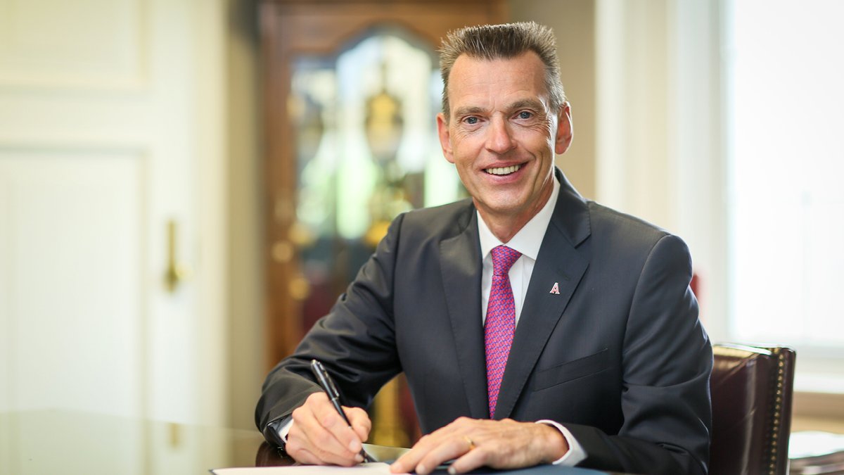 🎉 Exciting news! #AcadiaUniversity’s Board of Governors has chosen Ray Ivany, our former president, to serve as the Interim President and Vice-Chancellor starting July 1, 2023. Welcome back, Ray! ➡️loom.ly/DR6jrrU #AcadiaU #NSPoli