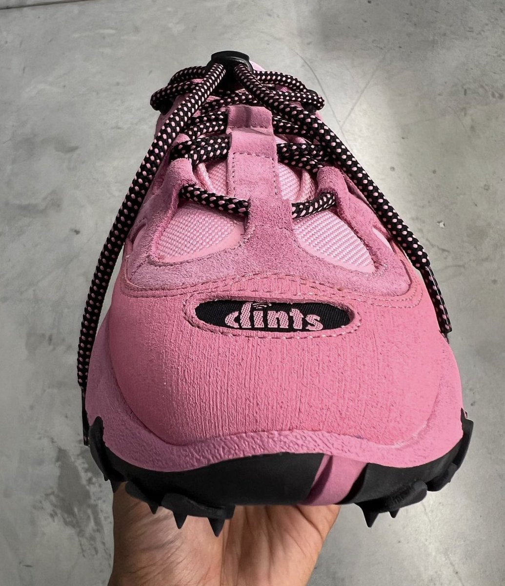 FitThemAll's tweet photo. Clints dévoile un nouveau coloris « Pinkies » sur sa TRL 🌸 https://t.co/acSfm21r5k