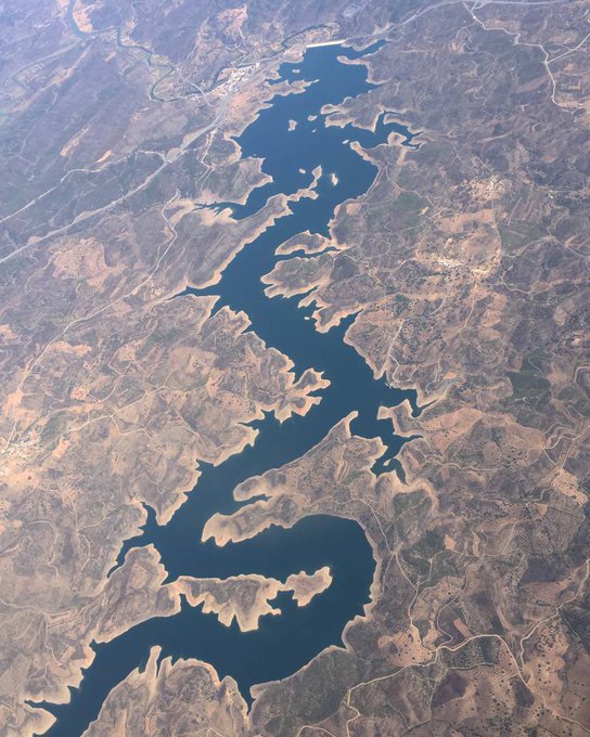 An aerial view of the Odeleite River reservoir in southern Portugal and its impressive resemblance to a mythical dragon 

[read more: buff.ly/3JbXiml]
[source: buff.ly/3ScqJIU]