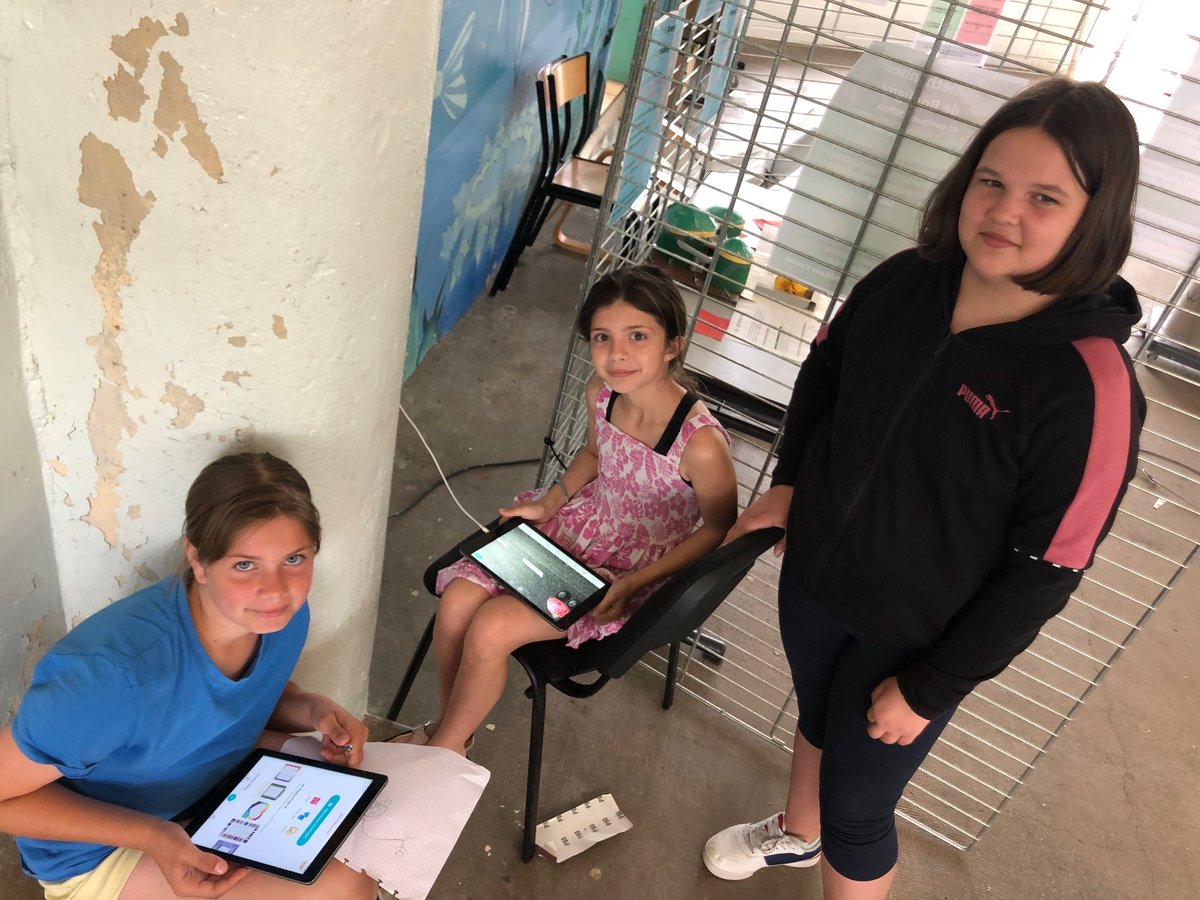 ClgCpe's tweet photo. Aujourd’hui on passe à l’action @clgBouligny
Le club rénovation foyer tenu par @FloremontMylene cette année et les #EcoDélégués ont réuni 48 élèves du collège ce matin pour leurs ateliers bricolages, peintures et palettes

Merci à #MSA 

#PEAC #ParcoursCitoyen
#MieuxVivreEnsemble https://t.co/A7kIvkORUG