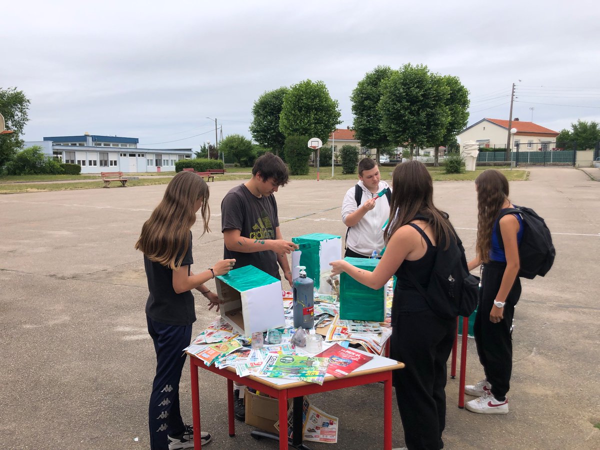ClgCpe's tweet photo. Aujourd’hui on passe à l’action @clgBouligny
Le club rénovation foyer tenu par @FloremontMylene cette année et les #EcoDélégués ont réuni 48 élèves du collège ce matin pour leurs ateliers bricolages, peintures et palettes

Merci à #MSA 

#PEAC #ParcoursCitoyen
#MieuxVivreEnsemble https://t.co/A7kIvkORUG