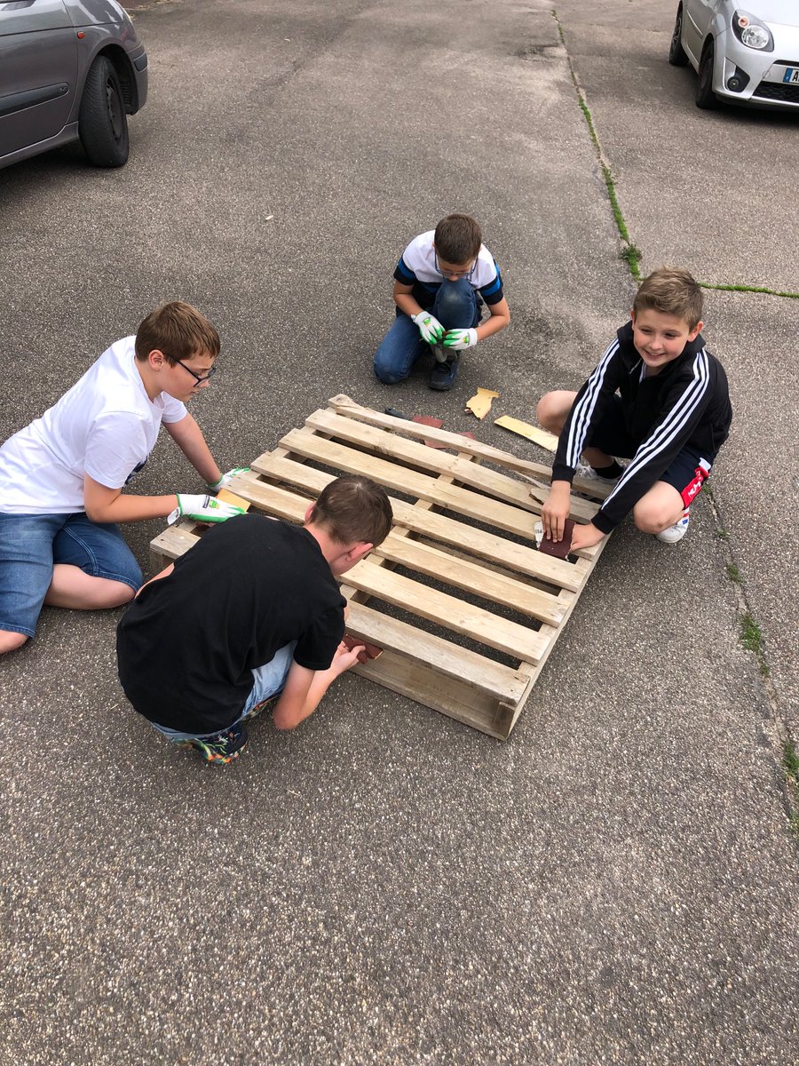 ClgCpe's tweet photo. Aujourd’hui on passe à l’action @clgBouligny
Le club rénovation foyer tenu par @FloremontMylene cette année et les #EcoDélégués ont réuni 48 élèves du collège ce matin pour leurs ateliers bricolages, peintures et palettes

Merci à #MSA 

#PEAC #ParcoursCitoyen
#MieuxVivreEnsemble https://t.co/A7kIvkORUG