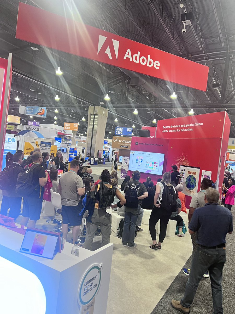The always impeccable @ClaudioZavalaJr has a packed booth for the first @AdobeForEdu Express session on day 3️⃣ of #ISTELive23 Were ending @ISTEofficial with a bang! #AdobeEduCreative