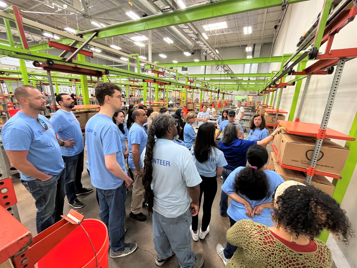 AirLiquideUSA's tweet photo. Supporting local communities is a year-round initiative at Air Liquide. Some of our Houston employees and 2023 Summer Interns sorted food/organized pallets at @HoustonFoodBank🍏, America’s largest food bank in distribution, to help deliver #foodforbetterlives!👏🏼 #CitizenAtWork https://t.co/ePO0owKxBC