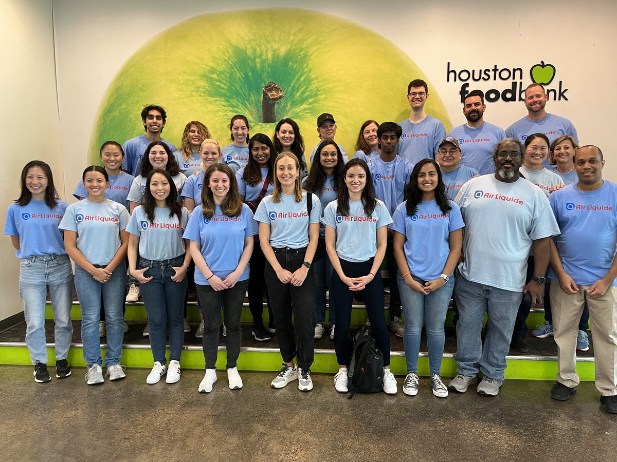 AirLiquideUSA's tweet photo. Supporting local communities is a year-round initiative at Air Liquide. Some of our Houston employees and 2023 Summer Interns sorted food/organized pallets at @HoustonFoodBank🍏, America’s largest food bank in distribution, to help deliver #foodforbetterlives!👏🏼 #CitizenAtWork https://t.co/ePO0owKxBC