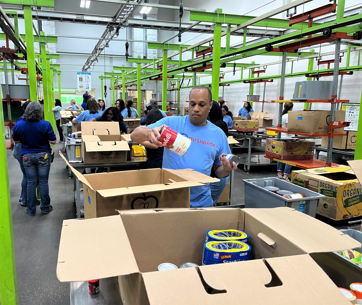 AirLiquideUSA's tweet photo. Supporting local communities is a year-round initiative at Air Liquide. Some of our Houston employees and 2023 Summer Interns sorted food/organized pallets at @HoustonFoodBank🍏, America’s largest food bank in distribution, to help deliver #foodforbetterlives!👏🏼 #CitizenAtWork https://t.co/ePO0owKxBC