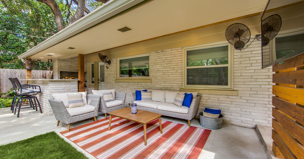 MGattshall's tweet photo. Outdoor entertaining spaces aren't always equal when it comes to home value. Homes that get them right, though, have patios and backyards that blur inside and outside spaces. Let's take a look at a few awesome examples!

Call me... https://t.co/kDXv7hyu6z https://t.co/D0H6D9IxOJ