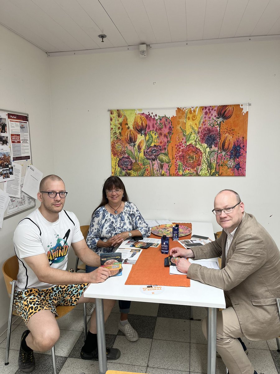 WikbergOlli's tweet photo. Kaikki alkaa jostain. @SimoPutkuri’n #PlanetAmino ponkaisi elintarvikemarkkinoille kuopiolaisen @kryhma @kkauppias @SirpaKarppi’n hyllyjen kautta.
Kiitos Simo ja Sirpa, kun kerroitte, miten kauppa voi auttaa toimittajaa. 👍🏻 Simo ja #PowerCookie. https://t.co/nNEvSjvBhW
