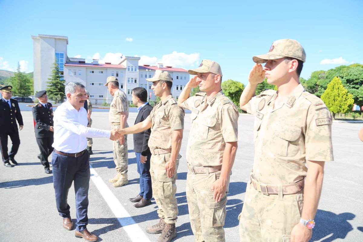 TunceliValiligi's tweet photo. Valimiz Sayın Mehmet Ali Özkan, İl Jandarma Komutanlığımızı ziyaret ederek kahraman jandarmalarımızın bayramlarını tebrik etti.

📍Tunceli İl Jandarma Komutanlığı

#Tunceli
Tunceli https://t.co/BKmmVX8c8x