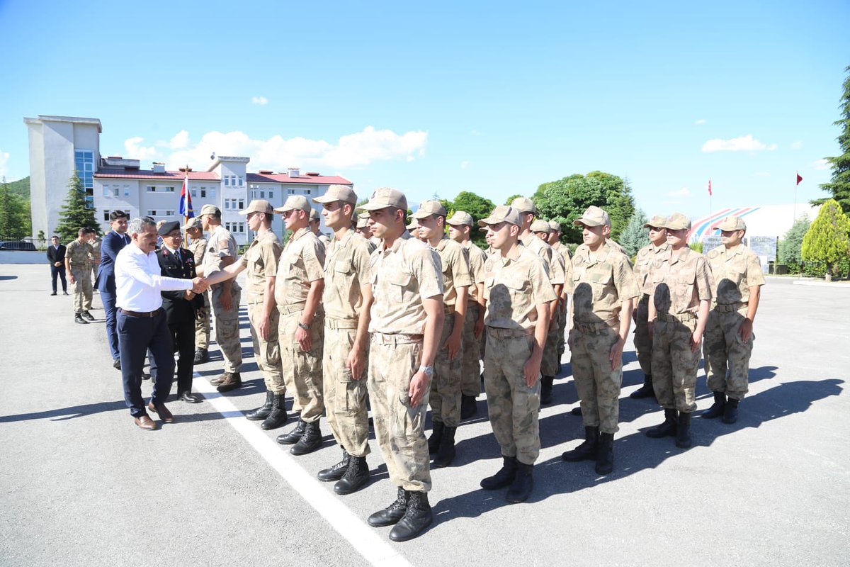 TunceliValiligi's tweet photo. Valimiz Sayın Mehmet Ali Özkan, İl Jandarma Komutanlığımızı ziyaret ederek kahraman jandarmalarımızın bayramlarını tebrik etti.

📍Tunceli İl Jandarma Komutanlığı

#Tunceli
Tunceli https://t.co/BKmmVX8c8x