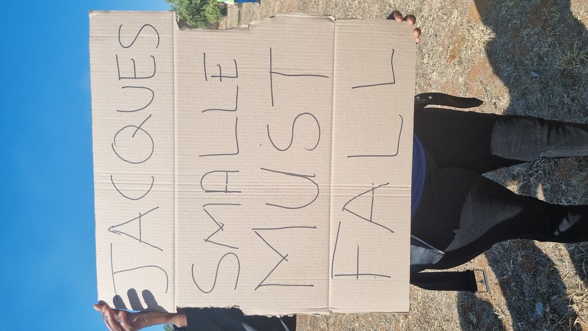 CapricornFMNews's tweet photo. #DAMarch Concerned members of the DA are marching to the Provincisl Head Office, calling for the resigning of the newly elected DA provincial chairperson Jacques Smalle. VNM https://t.co/QYxsLDEe3R