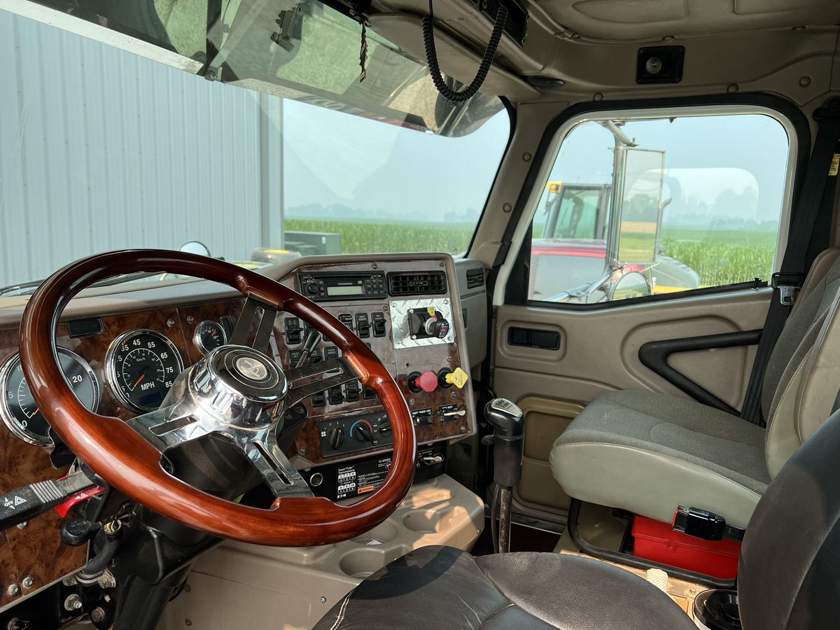 bandedagllc's tweet photo. 2005 International 9400 for sale. Has 700k miles on Cummins ISX with wet kit and 10 speed. Asking $43,000 obo https://t.co/Hw4uMPkMMt
