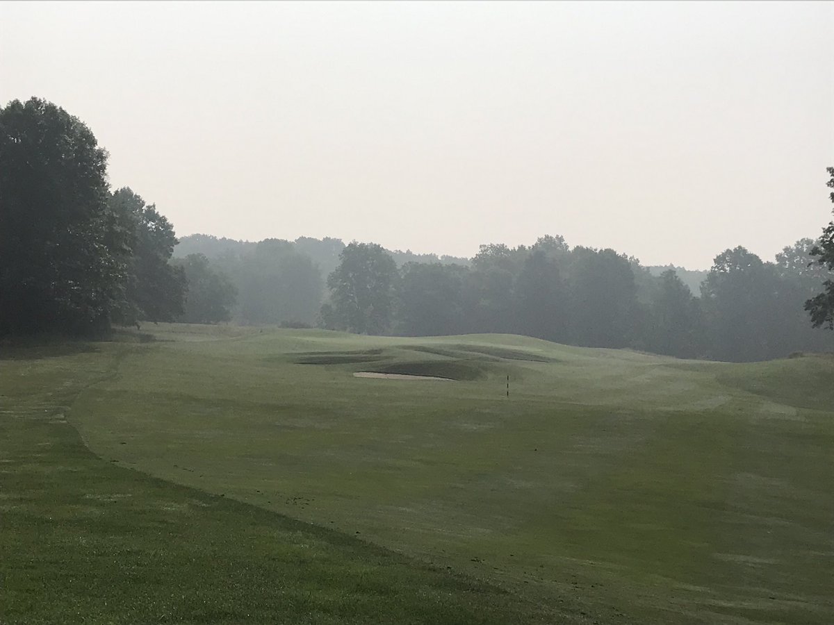 trapperjay45's tweet photo. Even with the smoke #4 from 200yds in is such a beautiful golf hole. #MiGolf #GCSAA https://t.co/sQIgkygVVK