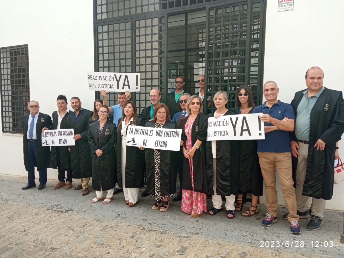 Miles de abogados se concentran ante las principales sedes judiciales de toda España para protestar por la paralización de la Justicia. LA JUSTICIA ES UNA CUESTIÓN DE ESTADO. #abogacía28junio <a href="/icaba_tw/">ICA Badajoz</a> <a href="/AJABadajoz/">AJA Badajoz</a> <a href="/Abogacia_es/">Abogacía Española</a>