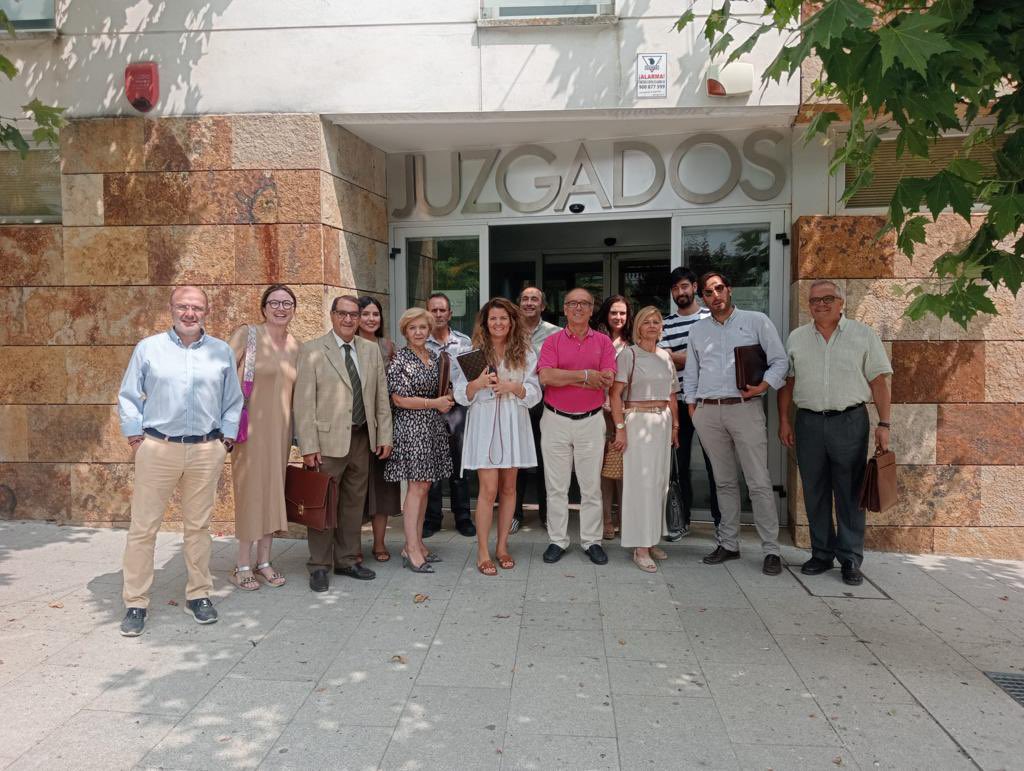 icaba_tw's tweet photo. Miles de abogados se concentran ante las principales sedes judiciales de toda España para protestar por la paralización de la Justicia. LA JUSTICIA ES UNA CUESTIÓN DE ESTADO. #abogacía28junio @icaba_tw @AJABadajoz @Abogacia_es https://t.co/CT1QejRnqE