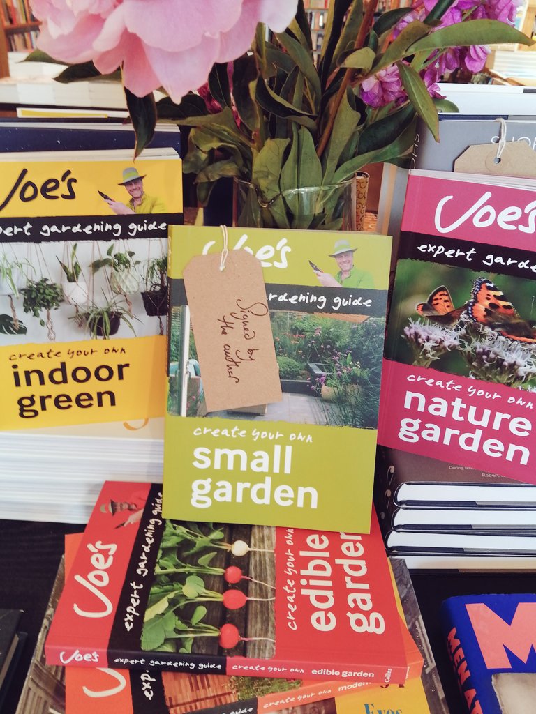 What a fabulous talk last night with gardener and Chelsea gold medal winner #JoeSwift! And congratulations to <a href="/SouthwoldArts/">Southwold Festival</a> for a fantastic festival. Thank you Joe for all the horticultural wisdom and signing all that stock! #Southwold <a href="/HarperCollinsUK/">HarperCollinsUK</a> #gardenbooks