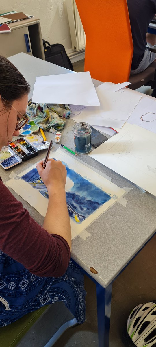 liconograf's tweet photo. 🏘️ Exercice d’Environment Design

Les étudiants de 1ère année sont accompagnés par Lisa GUISQUIER dans la réalisation d’une illustration. L’objectif est de réussir à mettre en avant un bâtiment dans un environnement cohérent !

Voici quelques images 🖼 https://t.co/xm1QI2LDiw