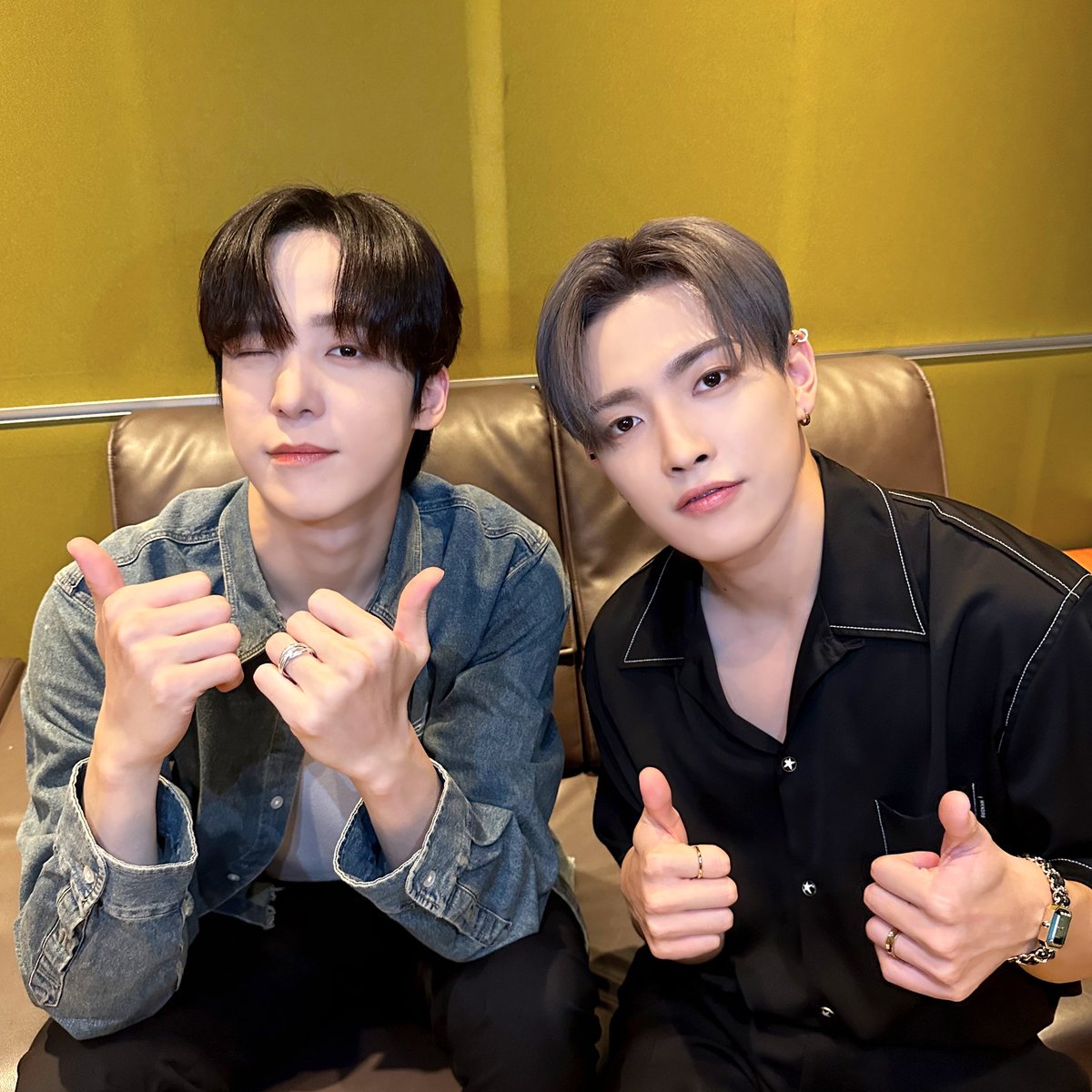 ATEEZofficial's tweet photo. [📷] '아이돌라디오' Behind Photo 
⠀
오늘부터 친구가 된 댕쭝디의 우정샷💥
너와 나 그리고 에이티니
언제나 우리 우정 영원할 테니🥰
⠀
#아이돌라디오 #ATEEZ #에이티즈 https://t.co/mlUZlTDm1O