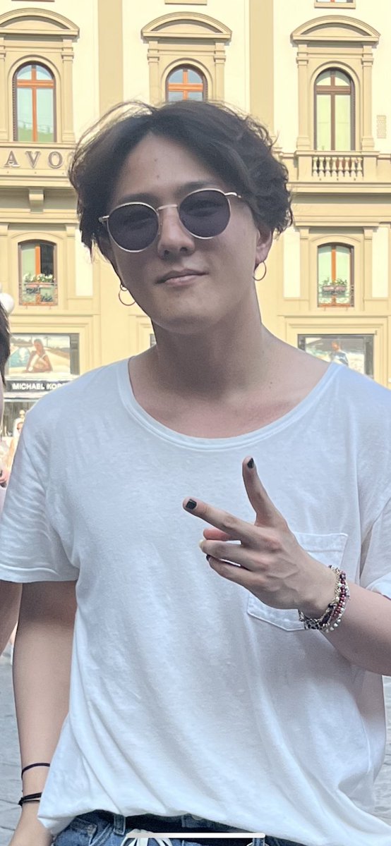 Anyways yesterday this happened HOLY SHIT 
I still don’t believe it, he’s so FREAKING FINE OH GOSH ❤️🤍

#IKON_TAKEOFFinFLORENCE 
#iKON_TAKEOFFinEUROPE