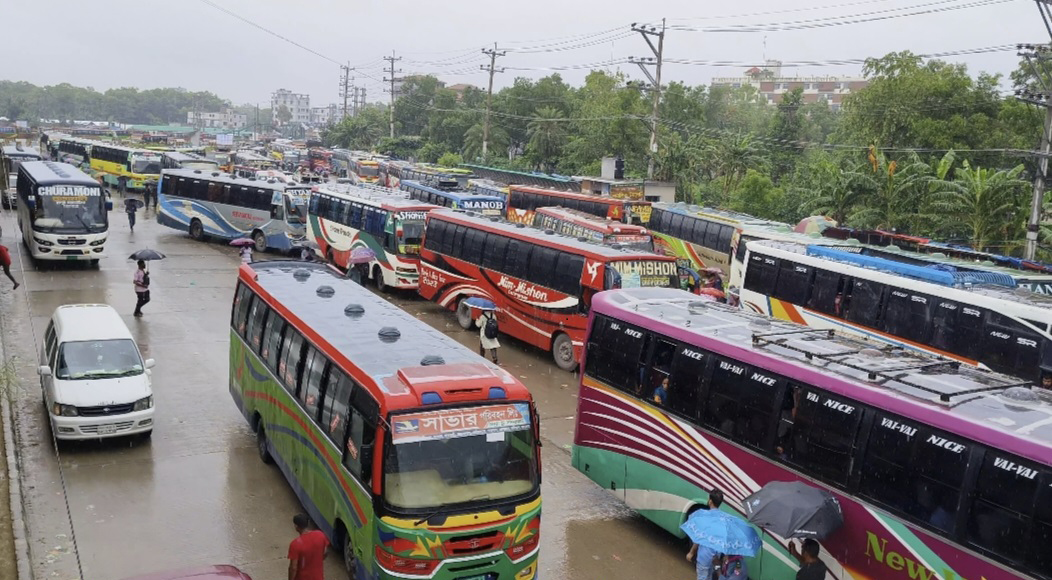 বৃষ্টিতে মহাসড়কে ঈদে ঘরমুখো যাত্রীদের ভোগান্তি