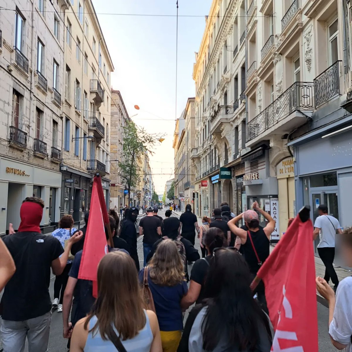 🔴 LA POLICE TUE 🔴

🚩 RASSEMBLEMENT et MANIFESTATION spontanée ce soir à Saint-Étienne contre les violences policières, contre les crimes racistes, contre l'impunité ! Pour la justice !

✊Pas de justice, pas de paix ! JUSTICE pour Nahel !

#Nahel #nanterre #JusticepourNahel