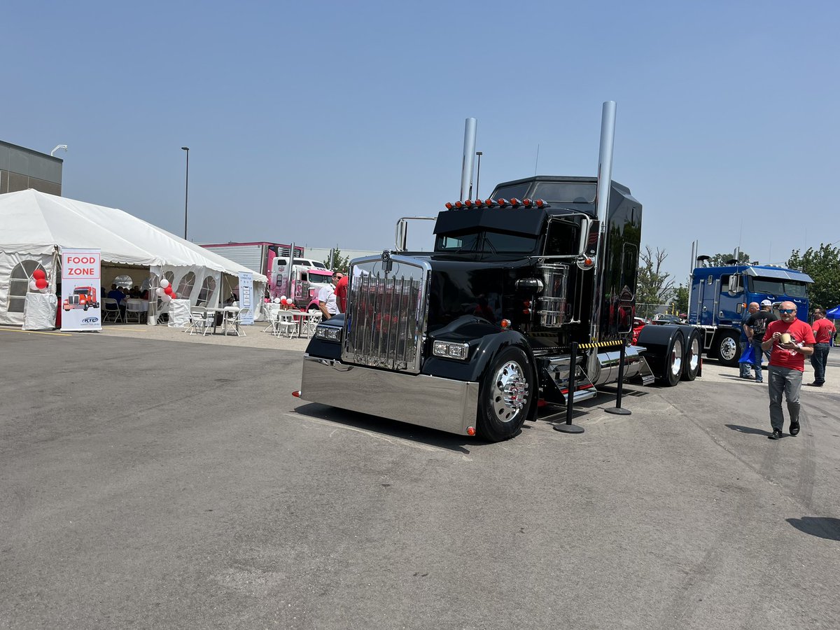 Bwags94's tweet photo. Had an amazing time today at @KenworthTruckCo open house at #CambridgeKenworth saw Friendly Faces and cool 😎 Iron some I’ve seen and some I’d yet to see and I’m sure I’ll see again one day :) #KidinaCandyShop https://t.co/VcaidueOAQ