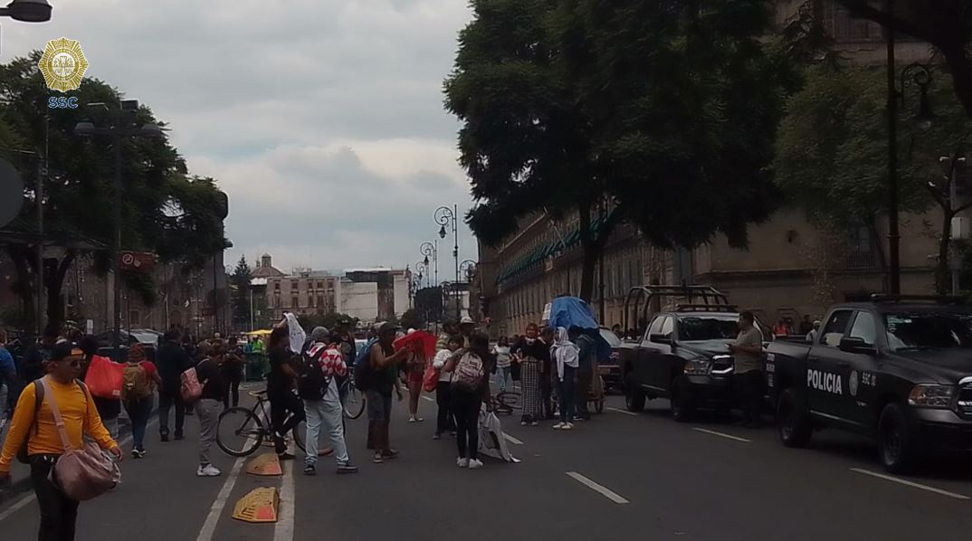 mxqnoticias's tweet photo. #AMxVial || Se registra #Bloqueo sobre Av. José María Pino Suárez y Circuito Plaza de la Constitución,  Col. Centro, @AlcCuauhtemocMx.
⚠️ Considere alternativas viales.

Vía: @C5_CDMX 

#AgenciaMxNoticias https://t.co/XYdYqAPezO