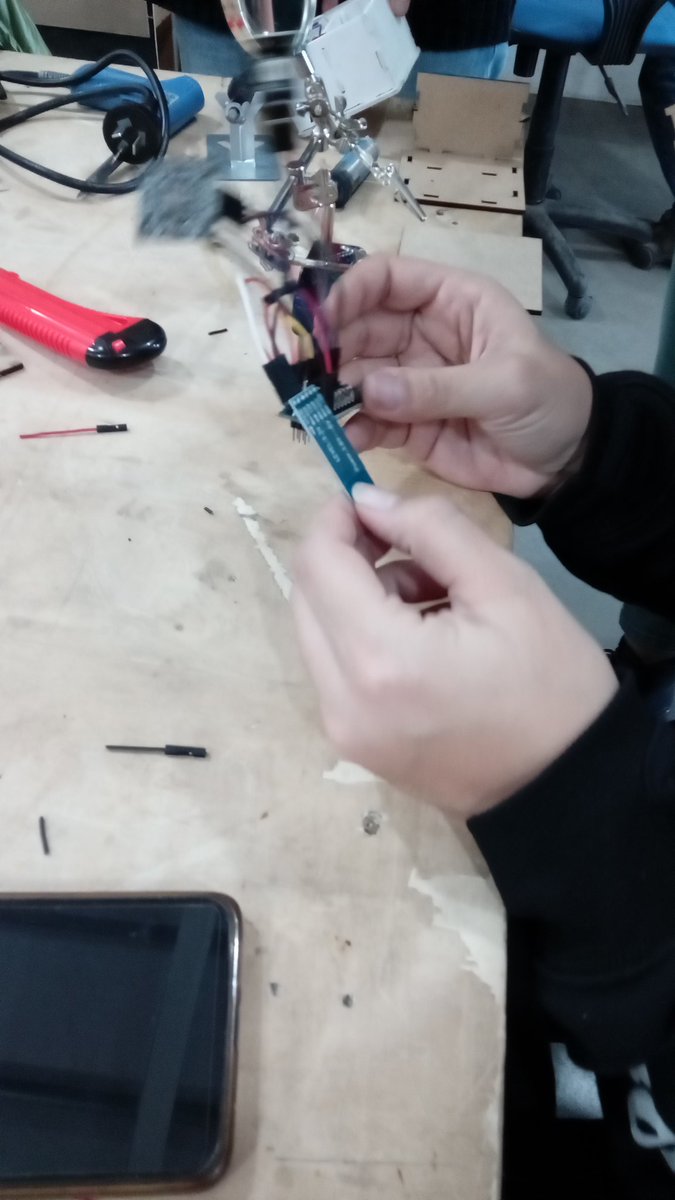 regosh_libre's tweet photo. Mientras tanto en el FabLab de @unsamoficial, @ladybuon, Rocío y Kalilén están soldando las piezas del colorímetro abierto y encastrando las partes del gabinete, cortadas con cortadora láser un rato antes #herramientaslibres2023
#opensciencehardware
#cienciaciudadana https://t.co/z8tOMA0wEs