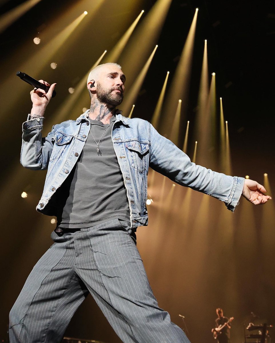 📸 | Adam Levine at Maroon 5 concert in Berlin, Germany last night.