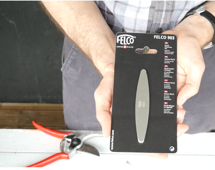 How to sharpen FELCO Secateurs youtu.be/V-zO8qk_6BA …like new again (!) #GardeningTwitter @FELCO_tools  Can't believe how quick, easy and effective this is! #Guelph Available locally from Royal City Nursery #royalcitynursery