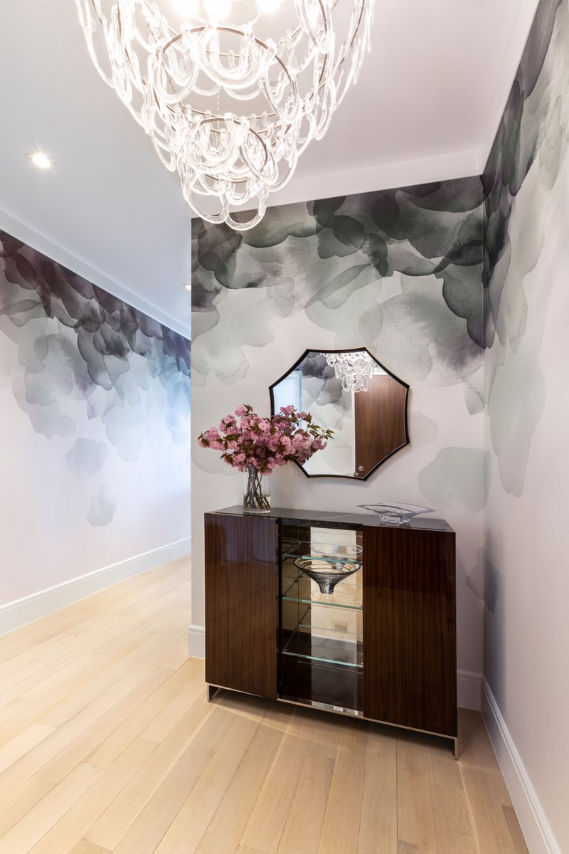 I love the way the wall covering in the entrance to this apt. draws your eye down the hallway to the living room and the fabulous view! 

#Gramercy, ny#EvelynBenatar #EvelynBenatarDesign #NYInteriorDesign #NewYorkInteriorDesign