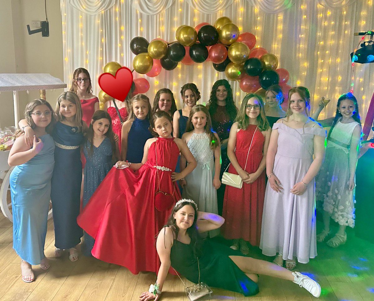 gwaun_year6's tweet photo. 🖤✨ May we proudly present our wonderful class of 2023 ✨🖤 #PromNight #LadiesandGentlemen #TeamGWS @GwaunfarrenSch https://t.co/1UFhINEisu