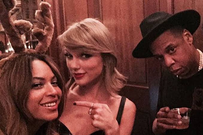 beepopofc's tweet photo. Eu amo a galera do Twitter se matando para rivalizar Taylor Swift e Beyonce (ou qualquer diva pop) sendo que no off ela estão assim: https://t.co/M9u1YkFHOJ