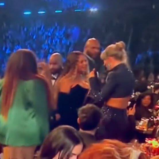 beepopofc's tweet photo. Eu amo a galera do Twitter se matando para rivalizar Taylor Swift e Beyonce (ou qualquer diva pop) sendo que no off ela estão assim: https://t.co/M9u1YkFHOJ