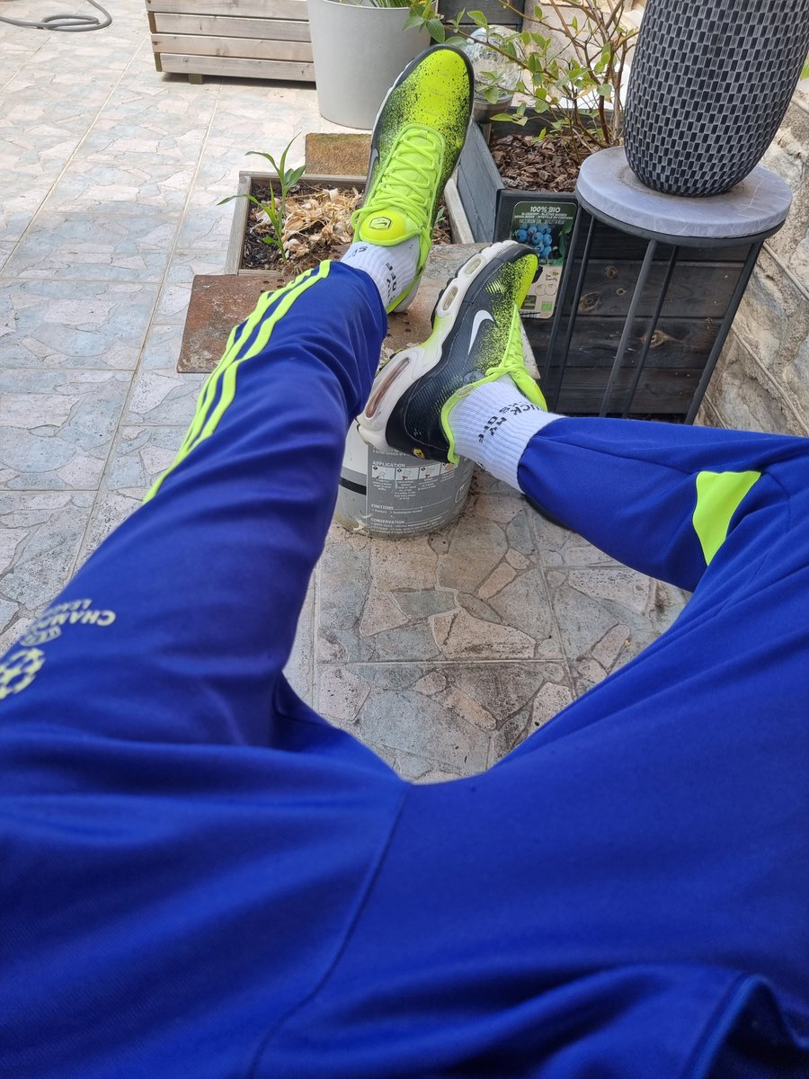StillAskutasu's tweet photo. Je ne suis pas invincible... Encore que...

@sk8erboy_com @Secteurx_Paris 
#kiffeurtn #kiffeur #smelly #sox #sk8er #sk8erboy #sneaxn #sneaker #smellysox #sneakerporn #sox #sneax #sneaker #bulge #menbulge https://t.co/mNeWgVWLL7
