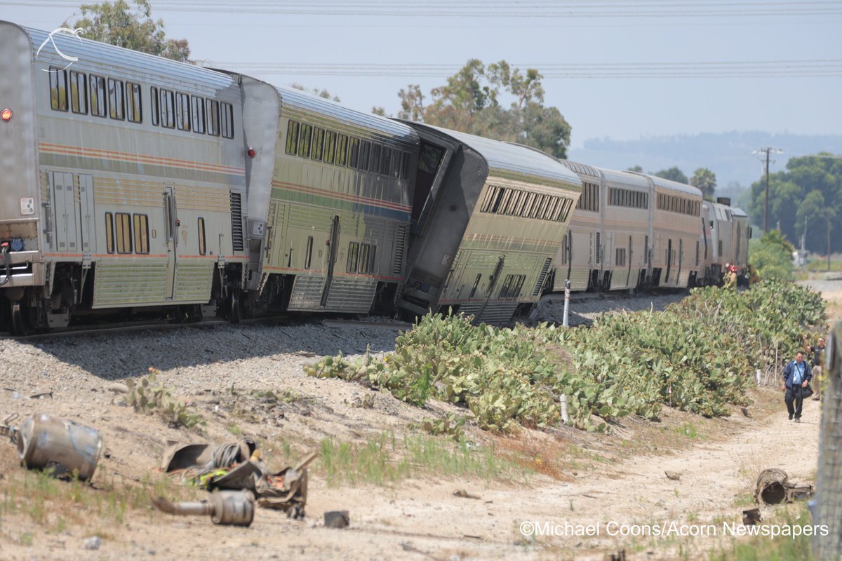 Michael_Coons's tweet photo. #Breaking: An Amtrak train struck a County of Ventura truck and has derailed in Moorpark. The collision happened near Los Angeles Ave. about a mile west of Gabbert Road. It looks like no serious injuries. https://t.co/pcc1O6Lidy