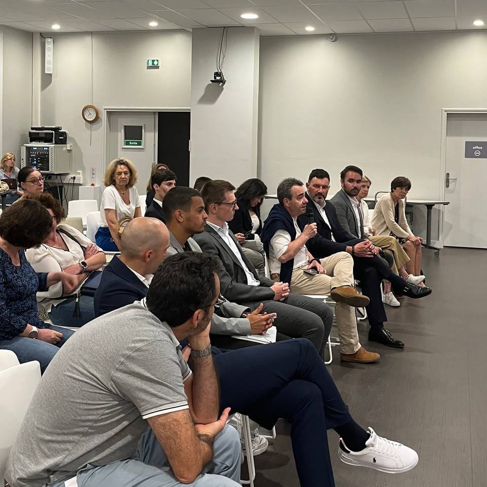 🔵⚪️ Heureux d'être ce soir à #Garches pour une réunion thématique <a href="/HorizonsLeParti/">Horizons</a> sur les #DésertsMédicaux. 

J'ai tenu à présenter les principales mesures de ma #PPLAccèsAuxSoins.

Merci à Jeanne Bécart, maire de Garches, et à <a href="/SoleneAllanic/">Solène Allanic</a> de leur accueil.