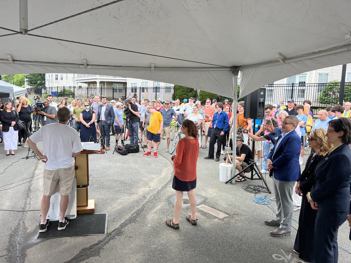 MikeConnollyMA's tweet photo. Happy, proud, and delighted to cut the ribbon on the Community Path Extension this afternoon. Thank you to everyone who worked tirelessly to bring this wonderful new amenity to the people of Somerville and Cambridge as part of the Green Line Extension project. https://t.co/Tgc6rCLbN8